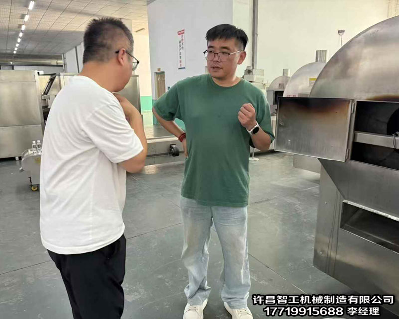 山東客戶來廠試機電磁流水線炒貨機炒制玉米片