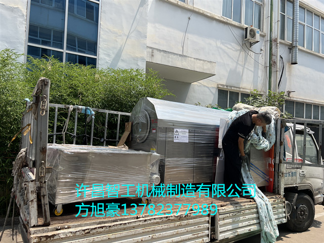6月13日，河北客戶訂購的300斤炒黃豆機器裝車發貨
